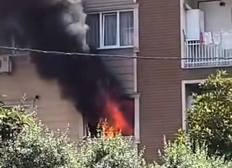 Bursa’da ev alevlere teslim oldu Bursa’da bir evde çıkan yangın, itfaiye ekiplerinin müdahalesiyle söndürüldü. Yangın,