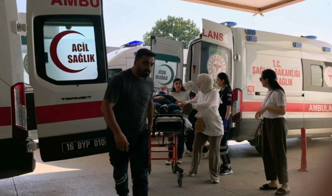 Bursa’nın İnegöl ilçesinde otomobil ile minibüsün çarpışması sonucu meydana gelen