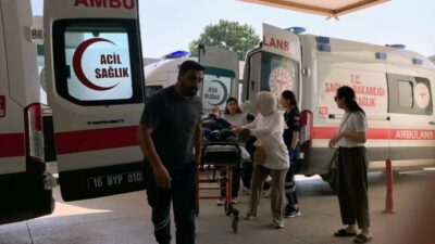 Bursa’nın İnegöl ilçesinde otomobil ile minibüsün çarpışması sonucu meydana gelen