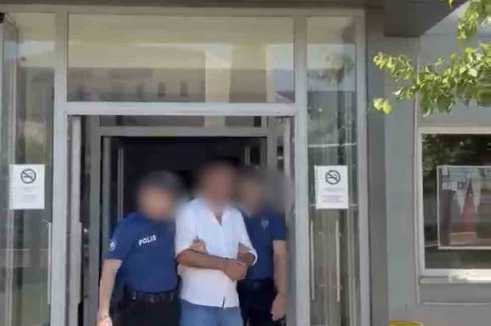 Bursa’da hakkında kesinleşmiş hapis cezası bulunan 3 firari yakalandı Bursa’da çeşitli suçlardan haklarında kesinleşmiş hapis cezası bulunan 3 hükümlü,