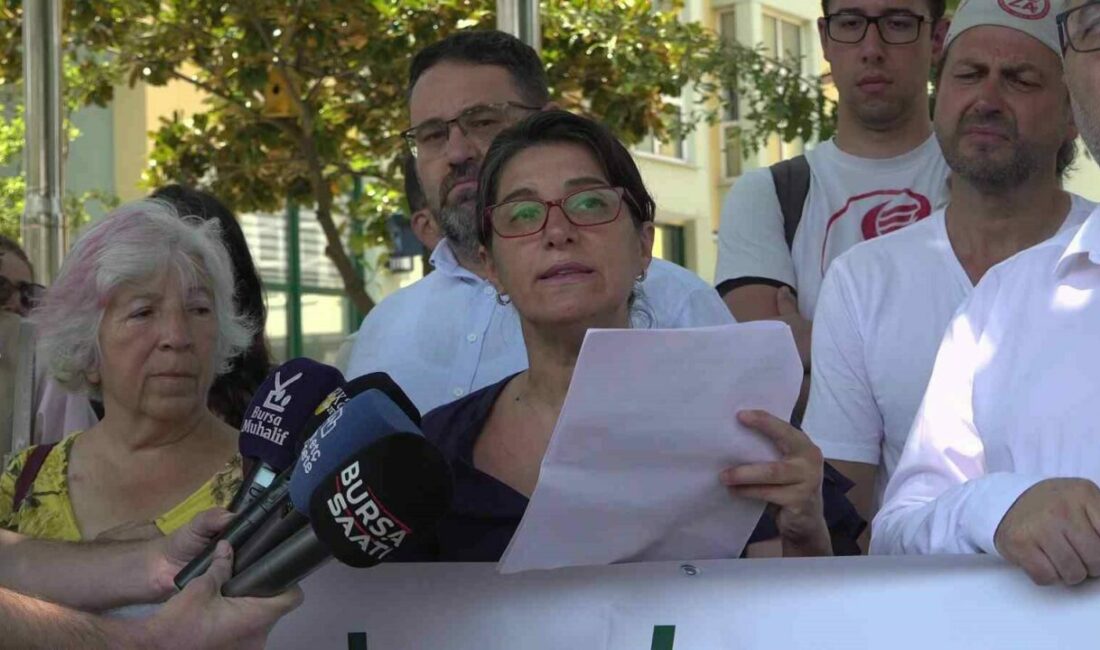 Bursa’da kızıl geyik av ihalesine geyik kostümlü protesto Bursa Veteriner Hekimleri Odası Başkanı Melike Baysal, kızıl geyik av