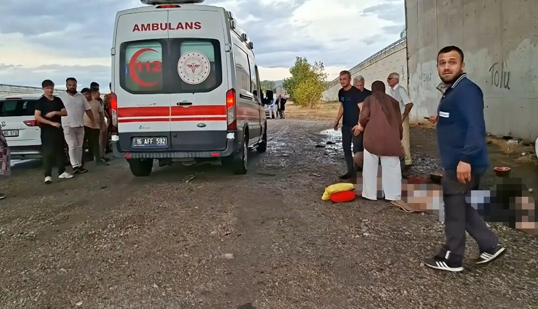 Bursa’da köprülü kavşakta feci kaza: 3 ölü, 2 ağır yaralı Bursa’nın Nilüfer ilçesinde kontrolden çıkan araç, köprülü kavşağın beton duvarına