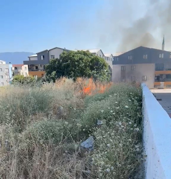 Bursa’da otluk alanda çıkan yangın söndürüldü Bursa’nın Osmangazi ilçesinde otluk alanda çıkan yangın, itfaiye ekipleri ile