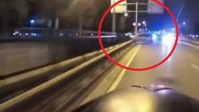 Bursa’da kontrolden çıkan otomobilin bariyerlere çarparak takla attığı feci trafik