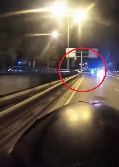 Bursa’da otomobil bariyerlere çarpıp böyle takla attı…Feci kaza kask kamerasında Bursa’da kontrolden çıkan otomobilin bariyerlere çarparak takla attığı feci trafik