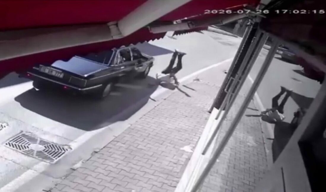 Bursa’da otomobilin çarptığı yaya ağır yaralandı Bursa’nın Mudanya ilçesinde yolun karşısına koşarak geçmeye çalışan yayaya otomobil