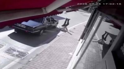 Bursa’nın Mudanya ilçesinde yolun karşısına koşarak geçmeye çalışan yayaya otomobil