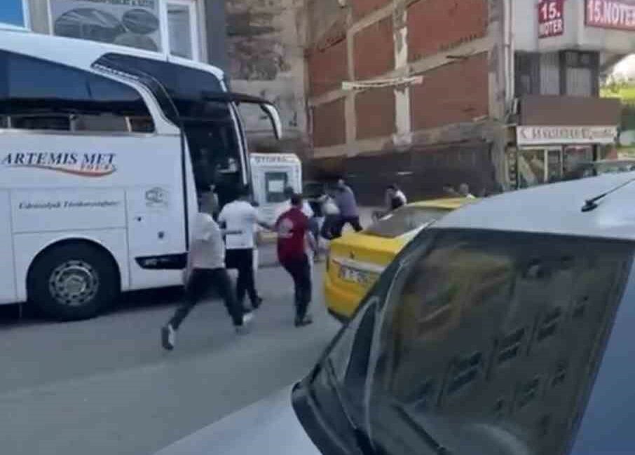 Bursa’da otopark görevlisi ile vatandaş arasında bıçaklı kavga Bursa’nın Osmangazi ilçesinde otopark görevlisi ile bir vatandaş arasında henüz
