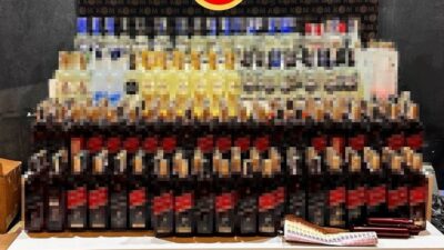 Bursa’da polis ekiplerince düzenlenen sahte içki operasyonunda yüzlerce şişe sahte