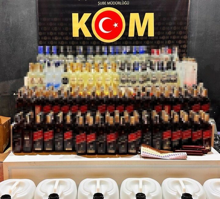 Bursa’da sahte içki operasyonu: 370 şişe sahte içki ve 600 litre etil alkol ele geçirildi Bursa’da polis ekiplerince düzenlenen sahte içki operasyonunda yüzlerce şişe sahte