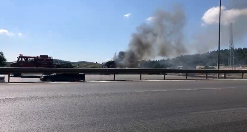 Bursa’da seyir halindeki tır alev topuna döndü Bursa’nın Gemlik ilçesinde seyir halinde olan bir tır, Dürdane rampasında
