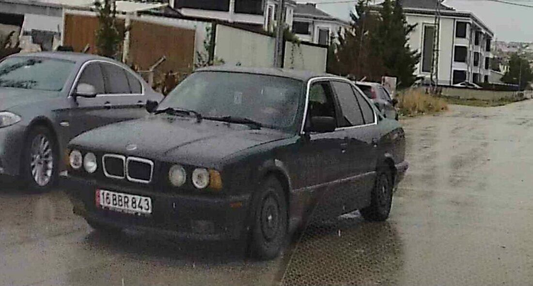 Bursa’nın İnegöl ilçesinde trafikte drift yaptığı anlar araç kamerasına yansıyan