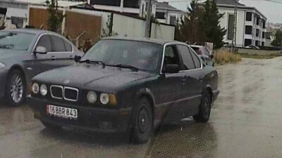 Bursa’nın İnegöl ilçesinde trafikte drift yaptığı anlar araç kamerasına yansıyan