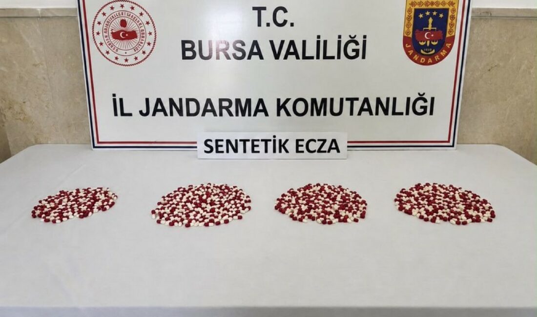 Bursa’da jandarma ekiplerince düzenlenen uyuşturucu operasyonunda bin 98 adet sentetik