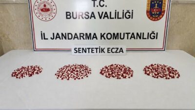 Bursa’da jandarma ekiplerince düzenlenen uyuşturucu operasyonunda bin 98 adet sentetik