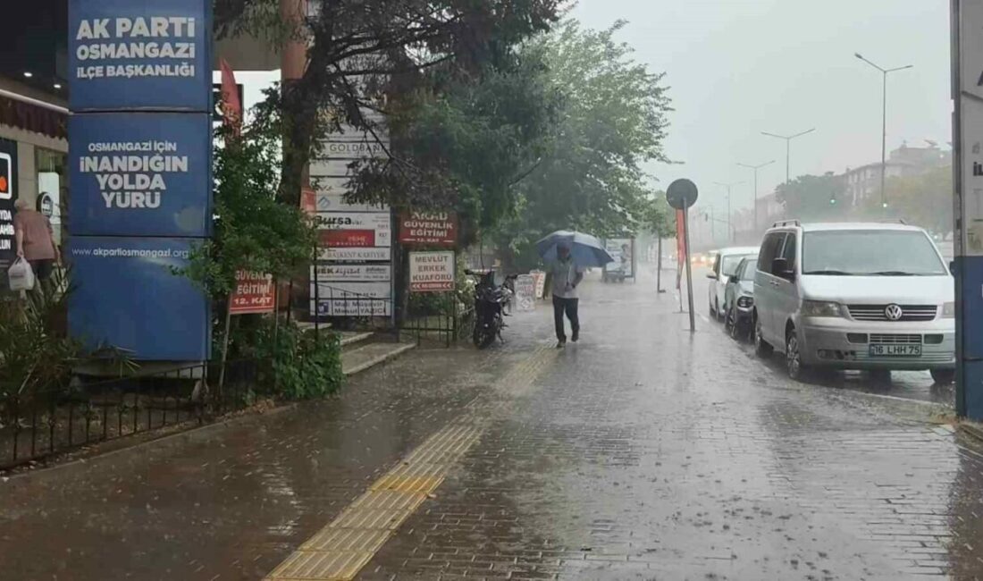 Bursa’da yollar göle döndü, vatandaşlar zor anlar yaşadı Bursa’da bir anda etkisini artıran etkili yağış sonrası yollar göle