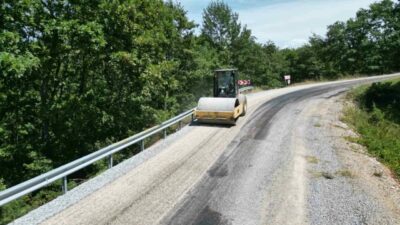 Bursa Büyükşehir Belediyesi, 17 ilçede sürdürdüğü yol yenileme çalışmaları kapsamında