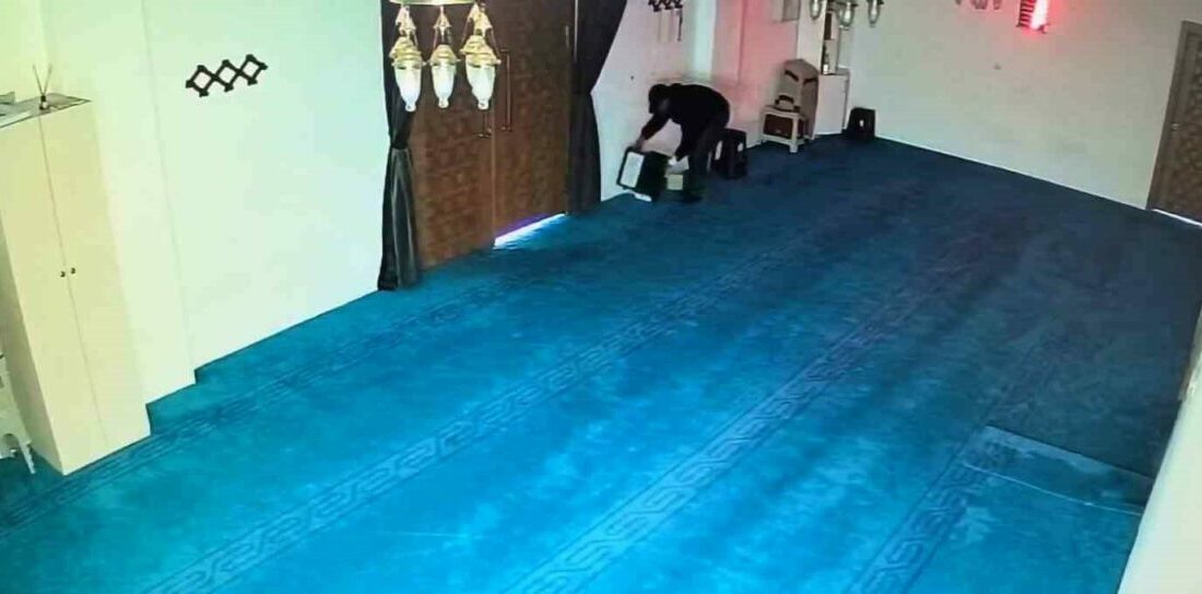 Camiye girdi, kaldırım taşıyla kırdığı yardım kutusundaki 100 bin lirayı çaldı Bursa’nın İnegöl ilçesinde ibadete açık olan bir camide yaşanan hırsızlık