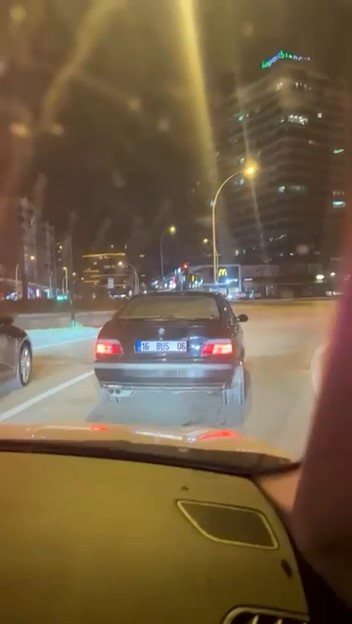 Drift atarken kazadan kıl payı kurtuldu Bursa’da yeşil ışıkta drift yaparak kalkan otomobil, park halindeki araçlara