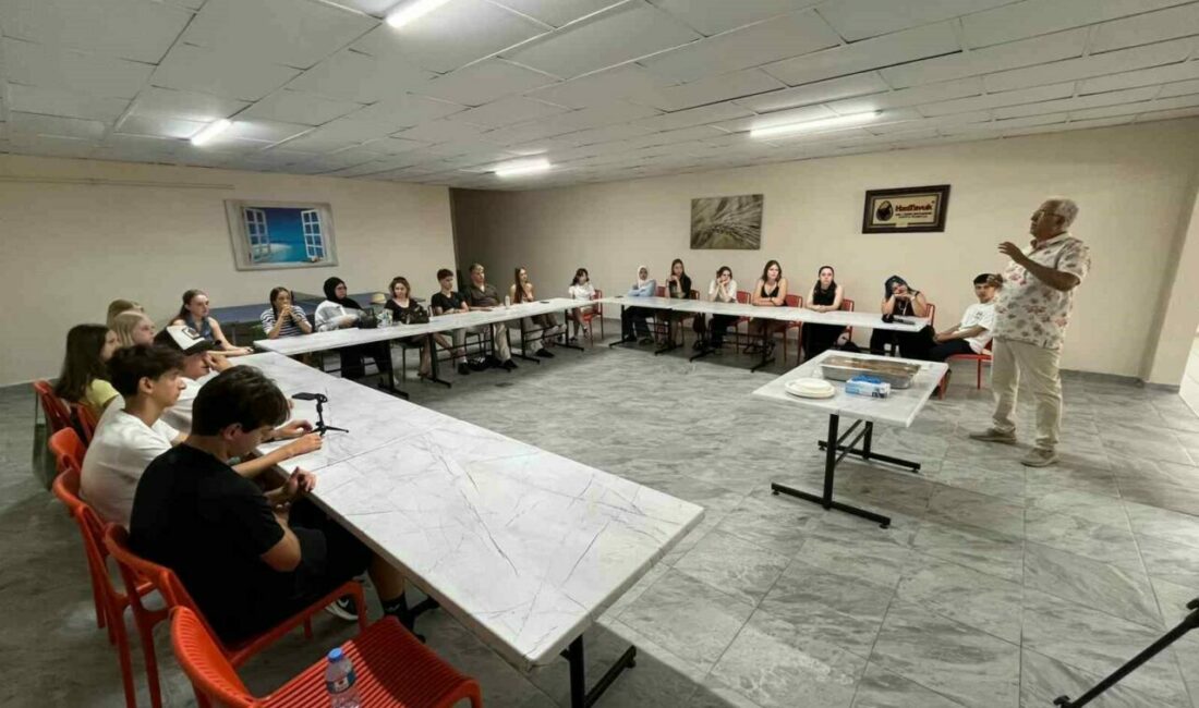 Dünya gençleri Bursa’da içli köfte yapmayı öğrendi Uluslararası bir kuruluş koordinasyonun da her yıl düzenlenen gençler arası