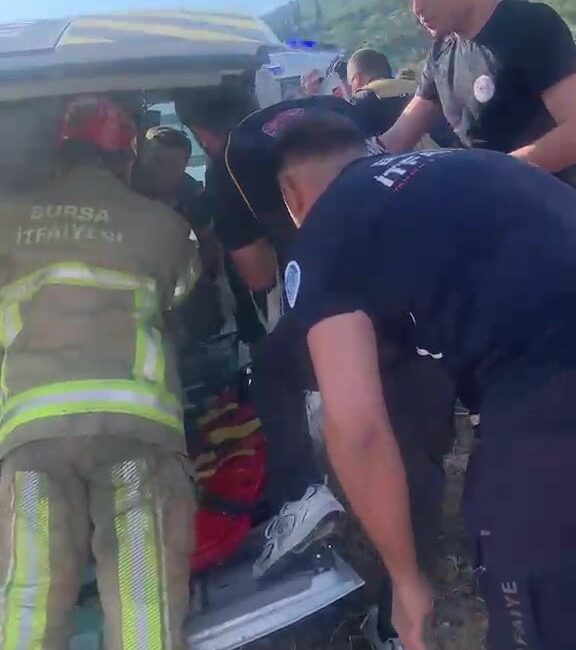 Gemlik’te işçi servisi ile otomobil çarpıştı: 15 yaralı Bursa’da işçi servisi ile otomobilin kafa kafaya çarpıştığı kazada ilk