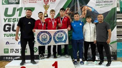 U17 Yıldızlar Güreş Şampiyonası’nda takım halinde ikinci olan Yıldırım Belediyespor,