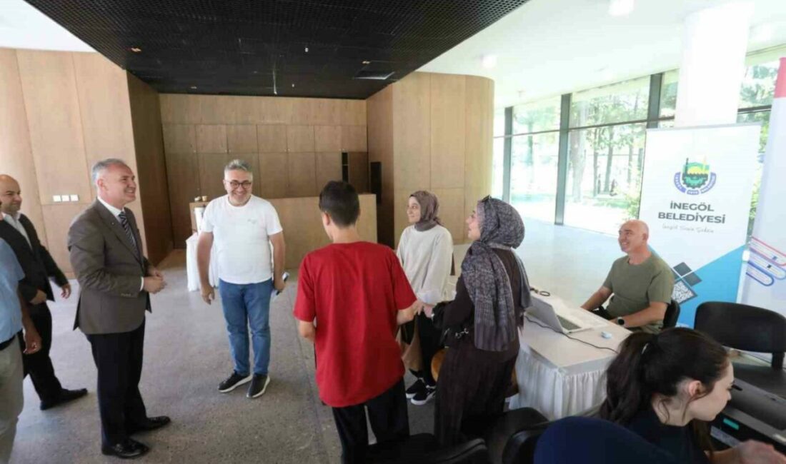 İnegöl Belediyesi tercih sürecinde de öğrencilerin yanında İnegöl Belediye Başkanı Alper Taban, üniversite tercih döneminde öğrencilere ücretsiz