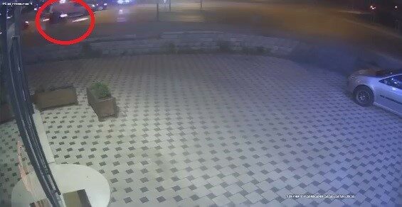 Işık ihlali kaza getirdi, o anlar kamerada Bursa’da kırmızı ışıkta geçen motosiklet, karşı yönde kırmızı ışık ihlali