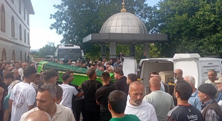 İznik Gölü’nde hayatını kaybeden genç son yolculuğuna uğurlandı Bursa’nın İznik ilçesinde serinlemek için girdiği gölde boğularak yaşamını yitiren