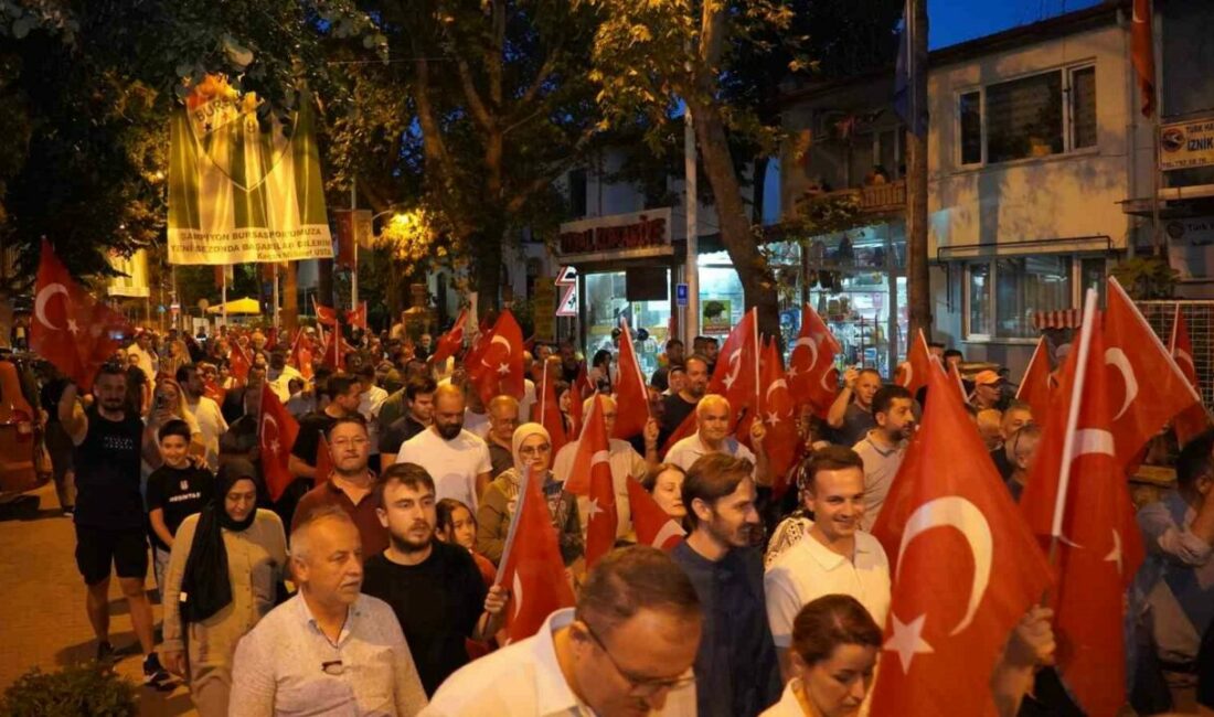 İznikliler meydana akın etti 15 Temmuz Demokrasi ve Milli Birlik Günü’nün 10. yıl dönümünde