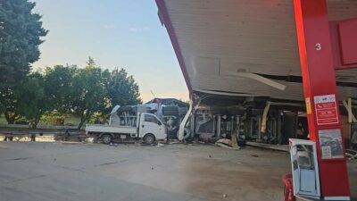 Bursa’nın İznik ilçesinde kömür yüklü tır akaryakıt istasyonuna daldı. Kazada