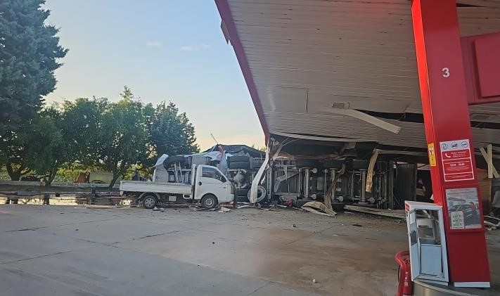 İznik’te kömür yüklü tır akaryakıt istasyonuna daldı: 1 ölü Bursa’nın İznik ilçesinde kömür yüklü tır akaryakıt istasyonuna daldı. Kazada