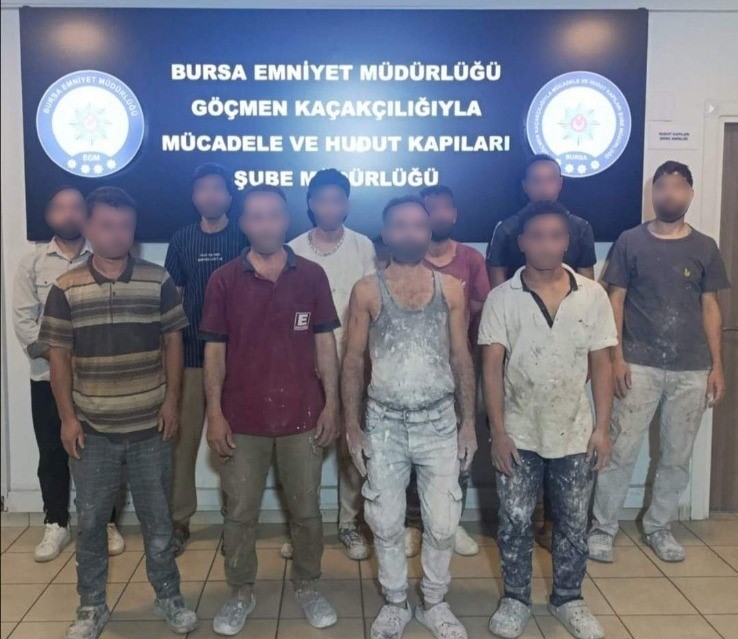 Kaçak yabancı uyrukluların çalıştırıldığı iş yerine operasyon Bursa’nın Nilüfer ilçesinde faaliyet gösteren bir iş yerine polis ekiplerince
