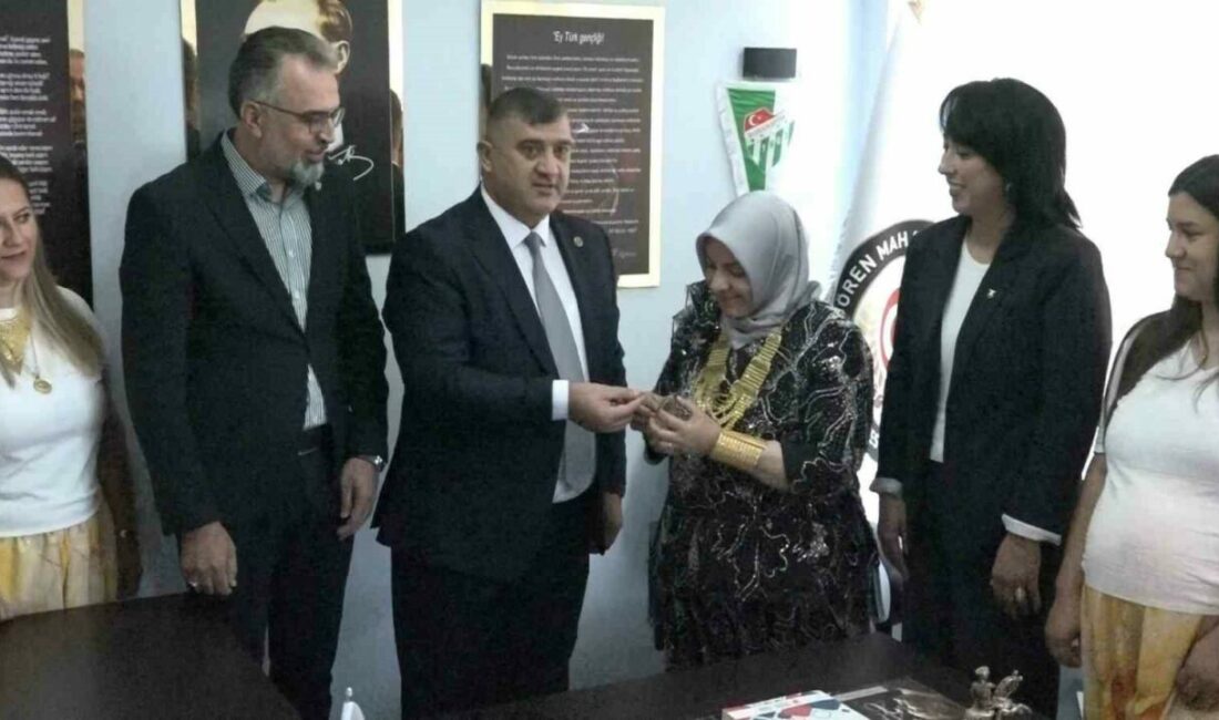 Kadınlar köyün yönetimini ele geçirdi Bursa’nın Kestel ilçesi Kozluören Mahallesi’nde gerçekleştirilen 525’inci Geleneksel Kozluören Yağlı