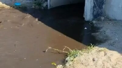 Bursa’nın Mudanya ilçesinde denize kanalizasyon atık suyunun boşaltıldığı anlar cep