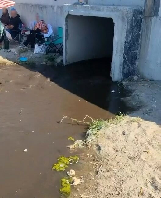 Kanalizasyon suyu sahilde vatandaşların üzerine aktı Bursa’nın Mudanya ilçesinde denize kanalizasyon atık suyunun boşaltıldığı anlar cep