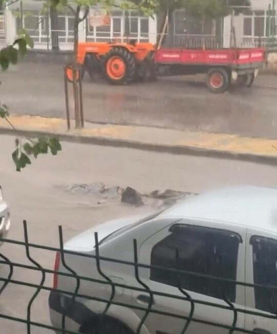 Karacabey’de şiddetli yağmur yolları göle çevirdi Bursa’nın Karacabey ilçesinde sağanak yağış hayatı olumsuz etkiledi. Bir çok