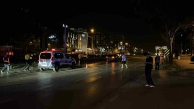 Bursa’da ana arterde karşıdan karşıya geçen 53 yaşındaki adama otomobil