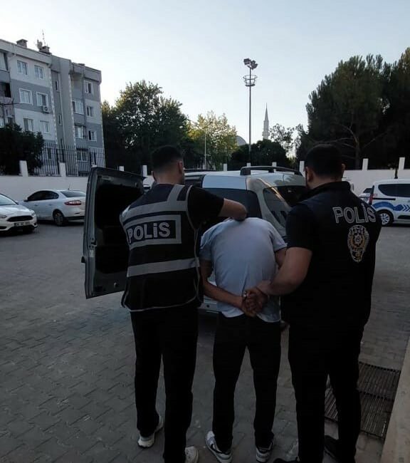 Kiralık araçla geldiği ilçede 3 hırsızlık olayına karışan şüpheli yakalandı Bursa’nın Orhangazi ilçesinde 3 ayrı açıktan hırsızlık olayının şüphelisi, polis