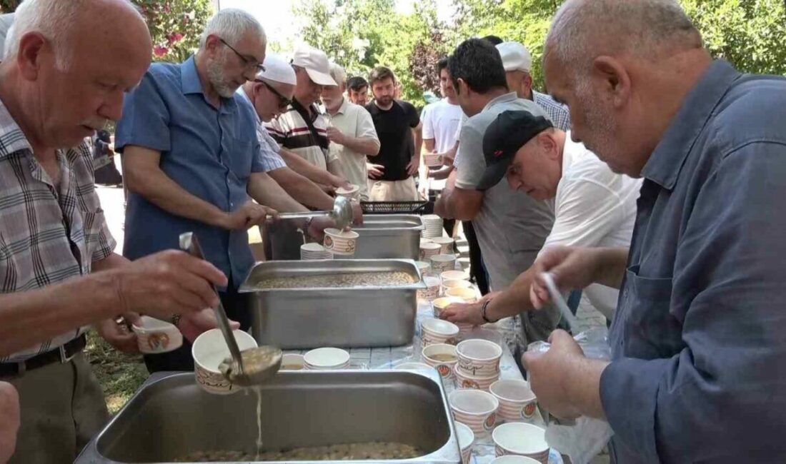 Kiremitçi Sinanbey Cami’de bin 500 kişilik aşure ikramı Bursa’da aşure ikramları devam ediyor. Kiremitçi Sinanbey Camii Tamir ve
