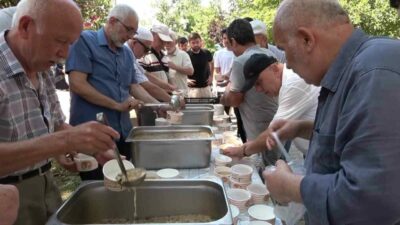 Bursa’da aşure ikramları devam ediyor. Kiremitçi Sinanbey Camii Tamir ve
