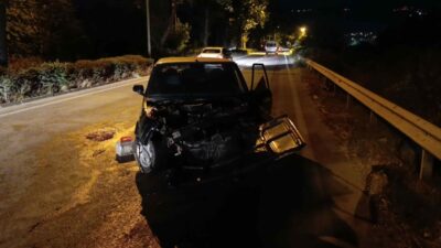 Bursa’nın İnegöl ilçesinde kontrolden çıkan otomobilin orta refüjdeki ağaca çarpması