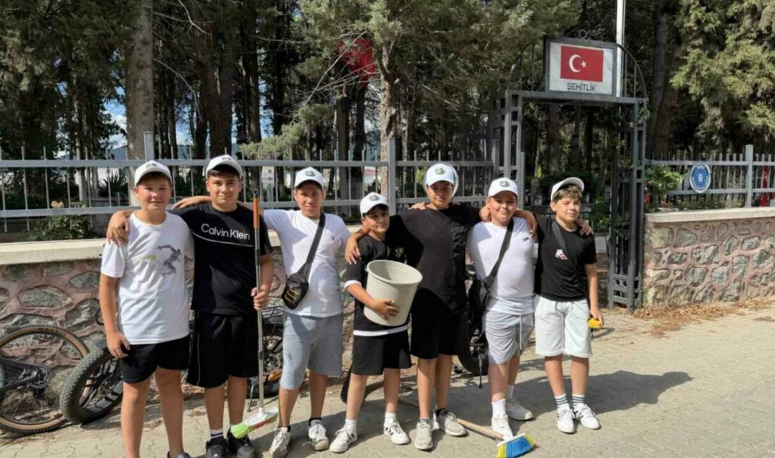 Küçük yüreklerden büyük vefa: Şehitliği temizleyip güllerle donattılar Bursa’nın İznik ilçesinde 12 yaşlarındaki Bahadır Ünal ve Çınar Girgin
