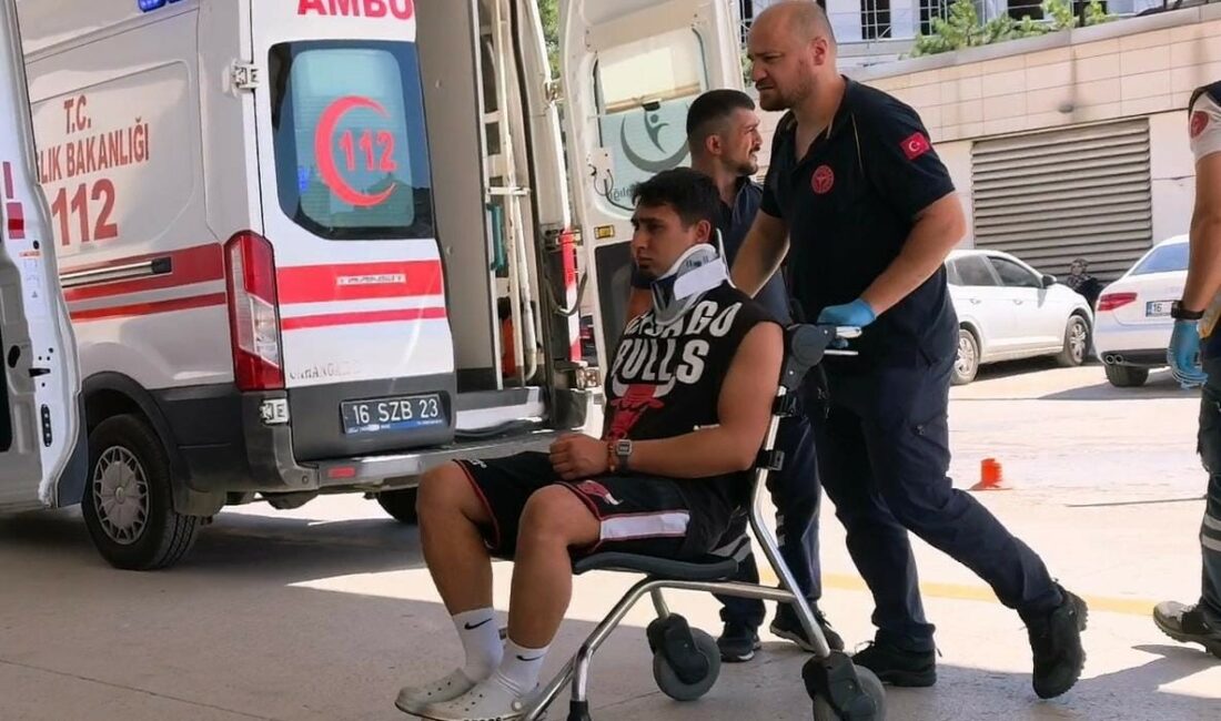 Lastiği patlayan cip şarampole uçtu: 3 yaralı Bursa’nın İnegöl ilçesinde lastiği patlayan cipin kontrolden çıkarak şarampole uçtuğu