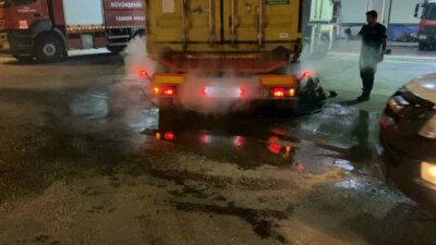 Bursa’nın İnegöl ilçesinde seyir halindeki tırın arka lastiğinin patlaması sonucu