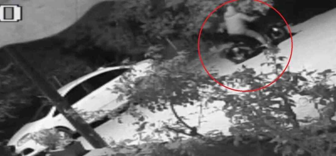 Maskeyle geldi, aracı böyle ateşe verdi Bursa’nın İznik ilçesinde park halindeki bir otomobil, gece saatlerinde gerçekleştirilen