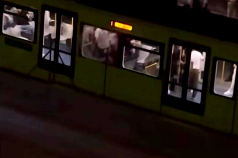 Metro istasyonunda tekmeli yumruklu kavga Bursa’da iki grup arasında çıkan kavga metro istasyonunu adeta savaş