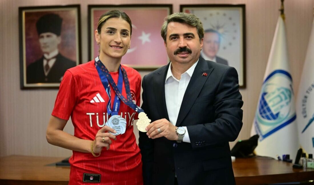 Milli tekvandocu Hatice Kübra İlgün, madalya sevincini yıldırım belediye başkanı oktay yılmaz’la paylaştı Kazakistan’dan iki madalya ile dönen Yıldırım Belediyesi Jimnastik Spor Kulübü’nün