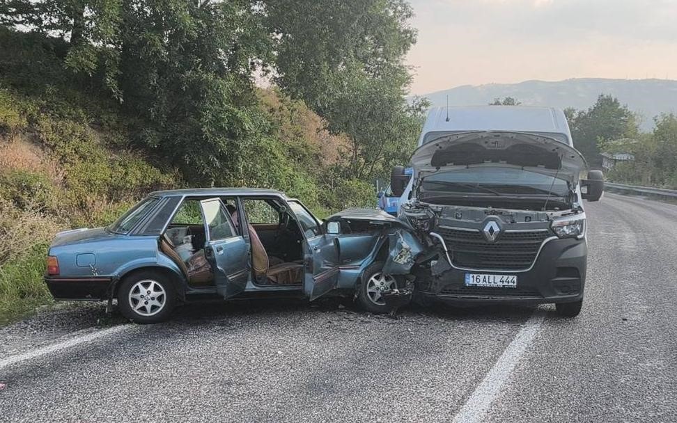 Minibüs ile otomobil çarpıştı 2 yaralı Bursa’nın İnegöl ilçesinde meydana gelen kazada minibüs ile otomobil çarpıştı: