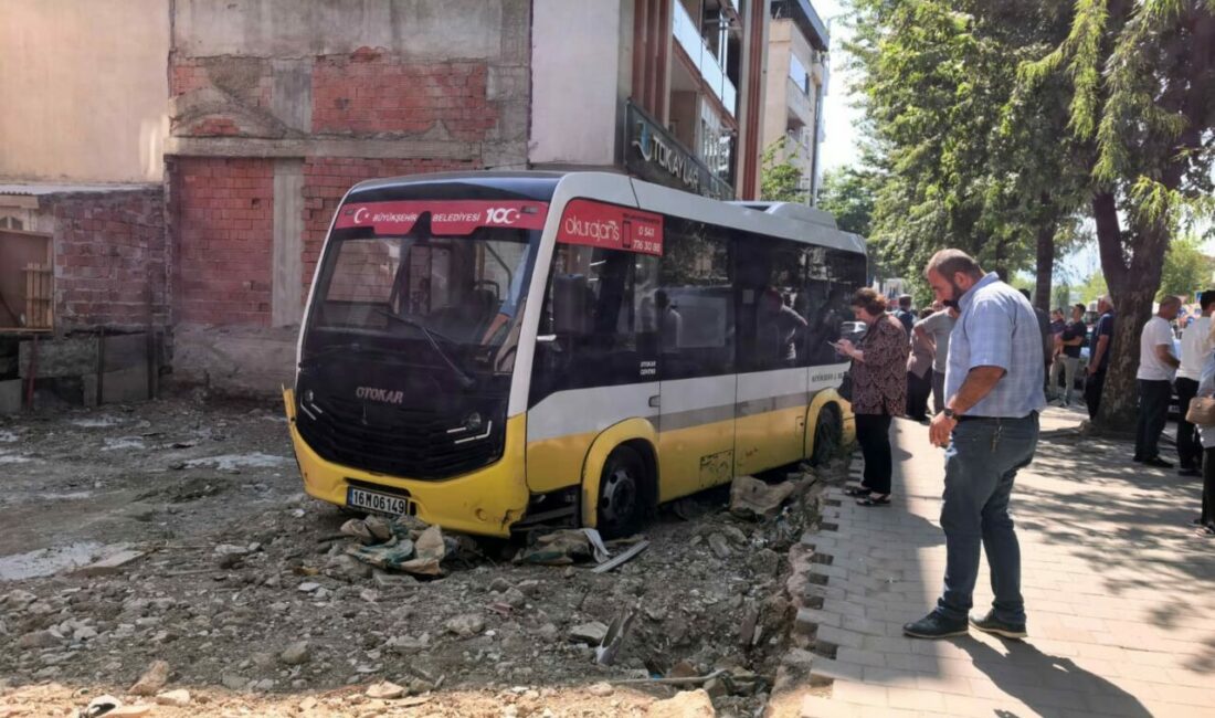 Minibüs, iş yerine çarptıktan sonra boş arsaya uçtu Bursa’nın İnegöl ilçesinde kontrolü kaybedilen özel halk minibüsü kaldırıma çıkarak